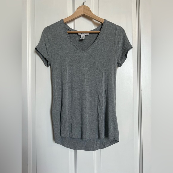 WHBM V-neck Foundation Tee - Picture 2 of 4
